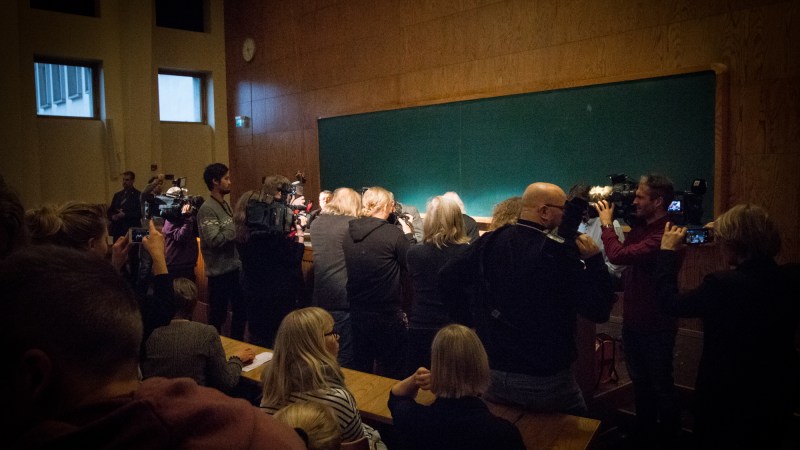 2 poliisiautoa, lukuisat turvamiehet eikä koulureppuja luentosaliin – sana on vapaa Suomessa 2 poliisiautoa, lukuisat turvamiehet eikä koulureppuja luentosaliin – sana on vapaa Suomessa